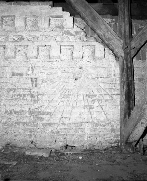 Comble de la chapelle droite : cadran solaire. © Michel Rosso / Région Bourgogne-Franche-Comté, Inventaire du patrimoine - 2001