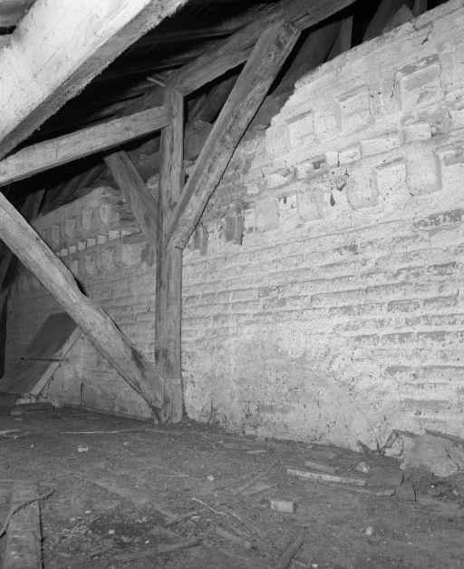 Comble de la chapelle droite : corniche et trace d'arcade en plein-cintre. © Michel Rosso / Région Bourgogne-Franche-Comté, Inventaire du patrimoine - 2001