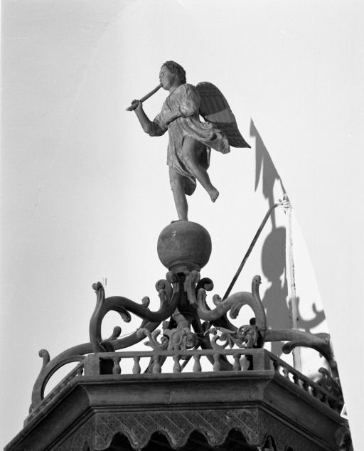 Ange du couronnement de l'abat-voix. © Michel Rosso / Région Bourgogne-Franche-Comté, Inventaire du patrimoine - 2001