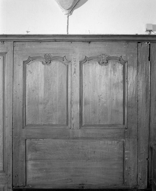 Lambris de demi-revêtement : panneaux à gauche de la porte de la sacristie. © Michel Rosso / Région Bourgogne-Franche-Comté, Inventaire du patrimoine - 2001