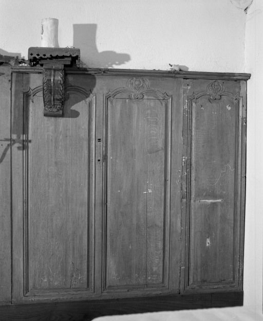 Lambris de demi-revêtement : panneaux, mur gauche, au fond. © Michel Rosso / Région Bourgogne-Franche-Comté, Inventaire du patrimoine - 2001