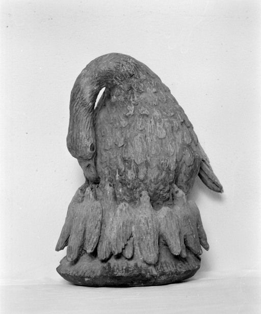 Relief d'applique : Pélican mystique. © Michel Rosso / Région Bourgogne-Franche-Comté, Inventaire du patrimoine - 2001