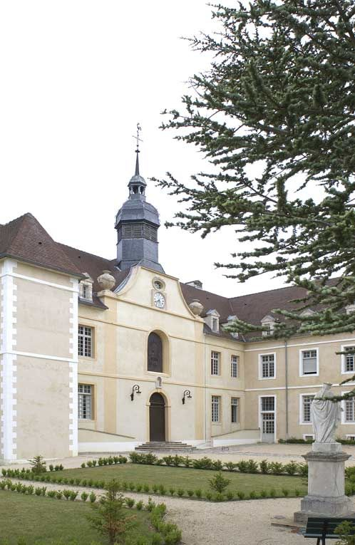 Cour antérieure : corps de bâtiment principal et aile droite (vue partielle). © Michel Thierry / Région Bourgogne-Franche-Comté, Inventaire du patrimoine - 2002