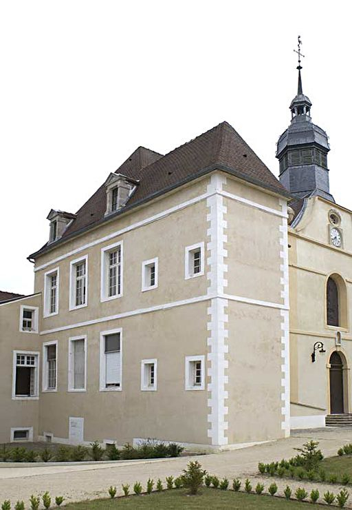 Cour antérieure : corps de bâtiment en retour d'équerre à gauche de la chapelle (salle des femmes au rez-de-chaussée, salle Sainte-Cécile à l'étage et cage d'escalier). © Michel Thierry / Région Bourgogne-Franche-Comté, Inventaire du patrimoine - 2002