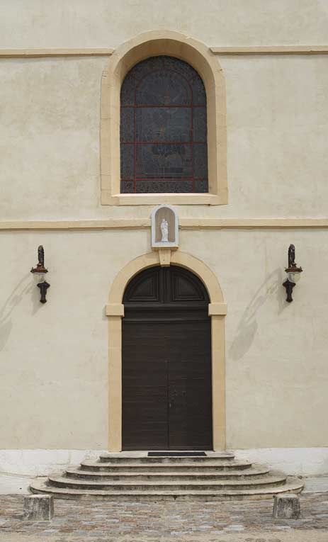 Cour antérieure, façade de la chapelle : porte d'entrée. © Michel Thierry / Région Bourgogne-Franche-Comté, Inventaire du patrimoine - 2002