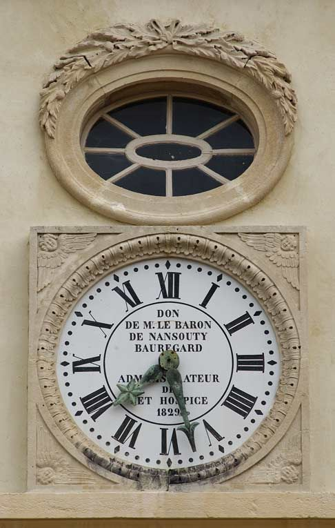 Cour antérieure, façade de la chapelle : oculus et horloge. © Michel Thierry / Région Bourgogne-Franche-Comté, Inventaire du patrimoine - 2002