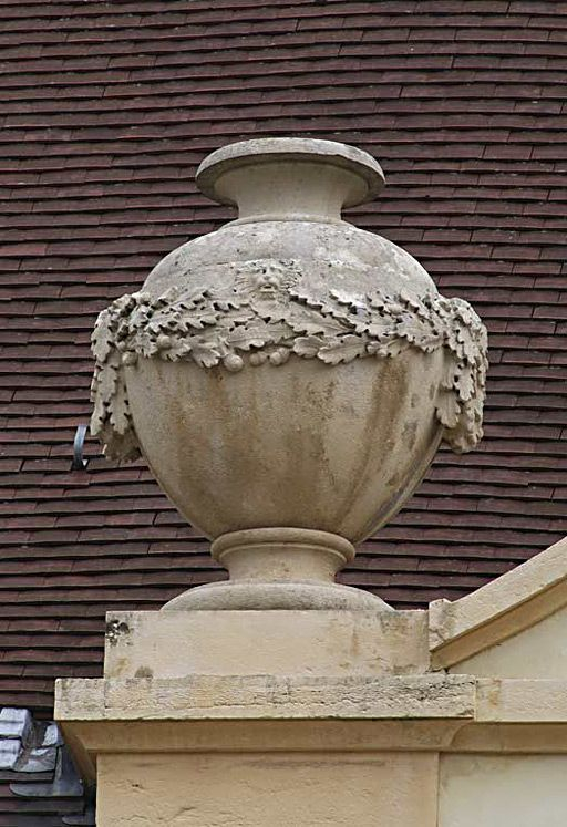 Cour antérieure, façade de la chapelle : vase d'amortissement. © Michel Thierry / Région Bourgogne-Franche-Comté, Inventaire du patrimoine - 2002
