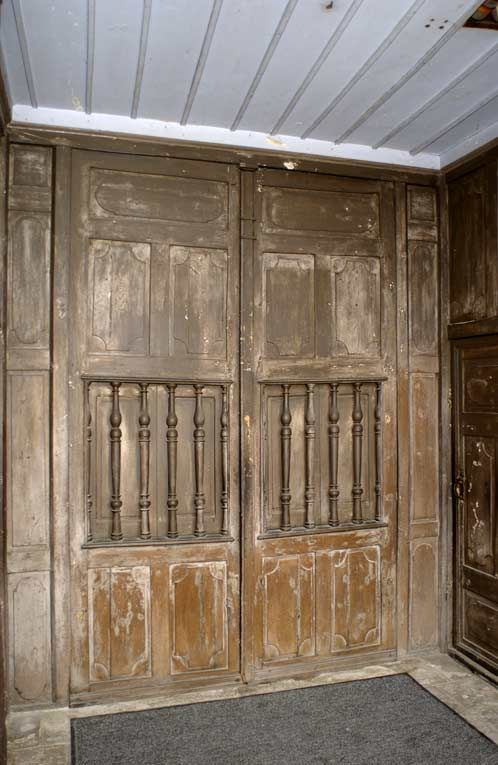 Chapelle : tambour sous la tribune, porte d'entrée principale. © Michel Thierry / Région Bourgogne-Franche-Comté, Inventaire du patrimoine - 2002