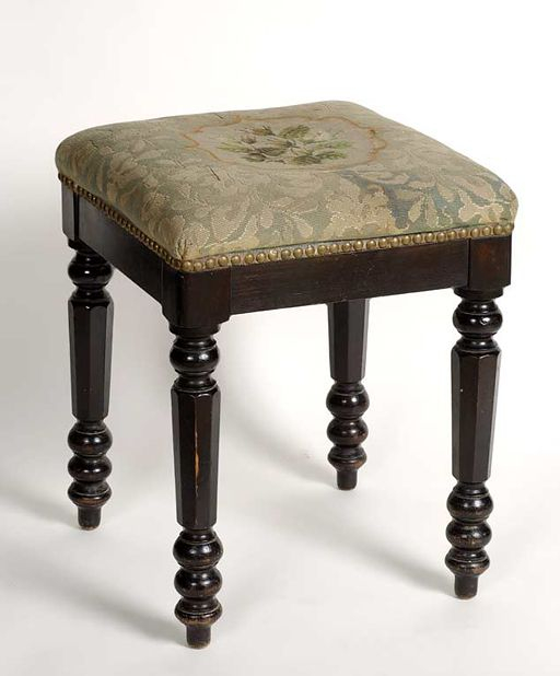 Vue d'un des tabourets. © Michel Thierry / Région Bourgogne-Franche-Comté, Inventaire du patrimoine - 2002