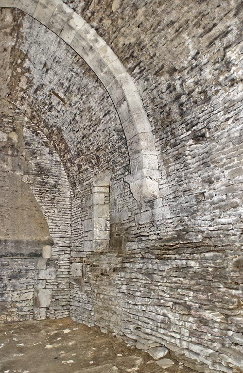 Salle voûtée, mur est, en 2002. © Michel Thierry / Région Bourgogne-Franche-Comté, Inventaire du patrimoine - 2002