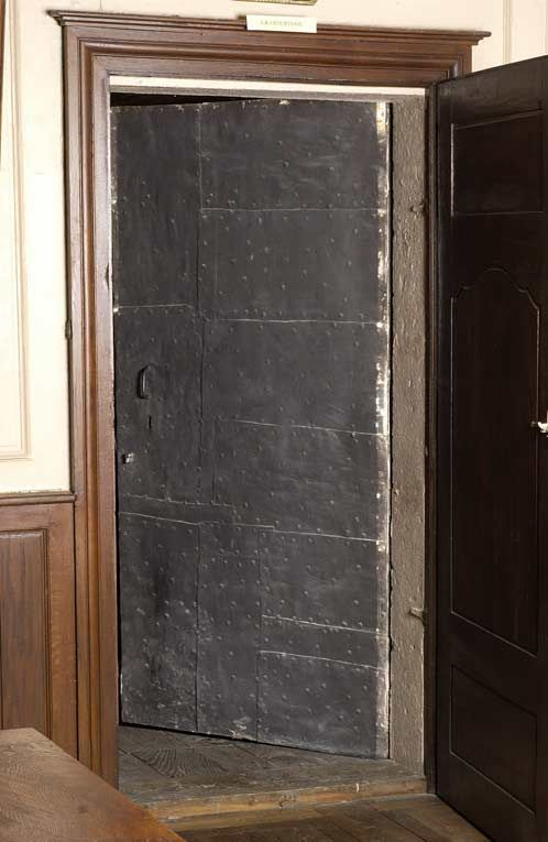 Corps de bâtiment principal : salle de réunion du Conseil d'administration, porte de la salle des archives. © Michel Thierry / Région Bourgogne-Franche-Comté, Inventaire du patrimoine - 2002