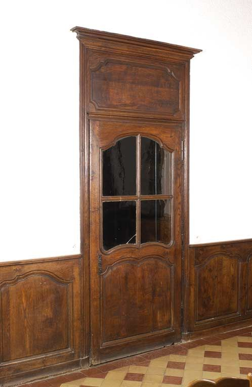 Bâtiment de la communauté des soeurs, réfectoire : porte de la pharmacie. © Michel Thierry / Région Bourgogne-Franche-Comté, Inventaire du patrimoine - 2002