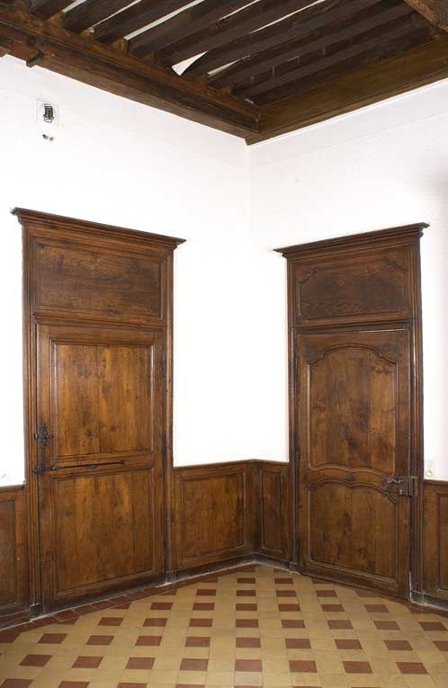 Bâtiment de la communauté des soeurs, réfectoire : porte de la cuisine (à gauche), et du couloir (à droite). © Michel Thierry / Région Bourgogne-Franche-Comté, Inventaire du patrimoine - 2002