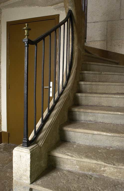 Bâtiment des bains du XVIIe siècle : escalier. © Michel Thierry / Région Bourgogne-Franche-Comté, Inventaire du patrimoine - 2002