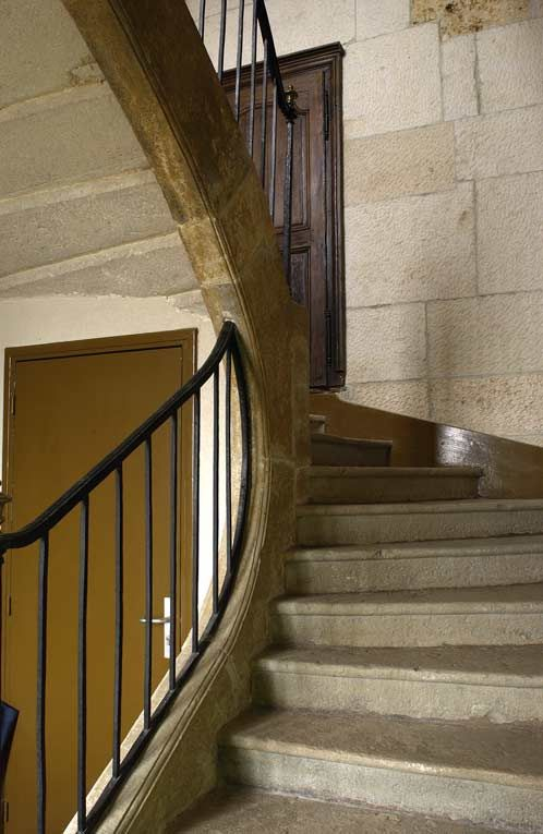 Bâtiment des bains du XVIIe siècle : escalier. © Michel Thierry / Région Bourgogne-Franche-Comté, Inventaire du patrimoine - 2002