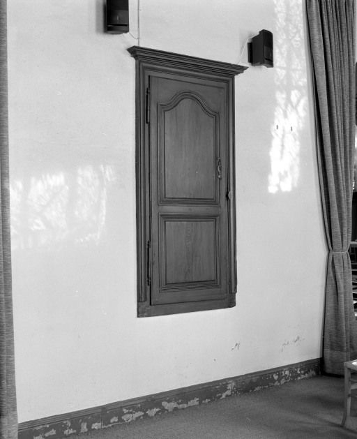 Porte d'accès de la chaire côté chapelle. © Michel Rosso / Région Bourgogne-Franche-Comté, Inventaire du patrimoine - 2002