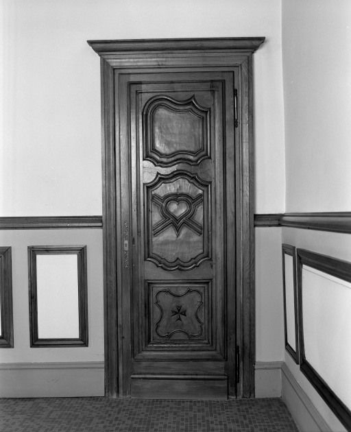 Porte du placard de la 4e chapelle gauche. © Michel Rosso / Région Bourgogne-Franche-Comté, Inventaire du patrimoine - 2002