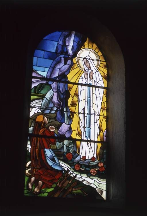 Vitrail de la 2e chapelle droite : Apparition de Notre-Dame de Lourdes. © Michel Rosso / Région Bourgogne-Franche-Comté, Inventaire du patrimoine - 2002