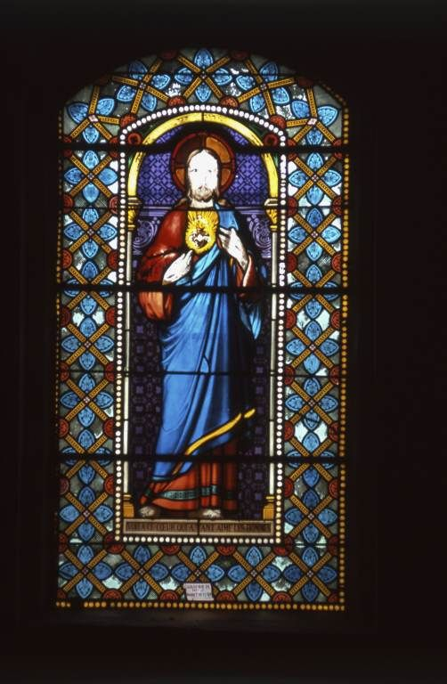 Vitrail de la chapelle gauche : Sacré-Coeur. © Michel Rosso / Région Bourgogne-Franche-Comté, Inventaire du patrimoine - 2002