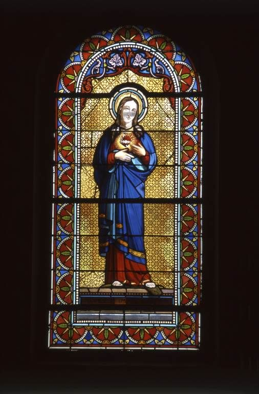 Vitrail de la chapelle droite : Saint Coeur de Marie. © Michel Rosso / Région Bourgogne-Franche-Comté, Inventaire du patrimoine - 2002