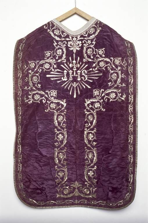 Chasuble côté violet. © Michel Rosso / Région Bourgogne-Franche-Comté, Inventaire du patrimoine - 2002