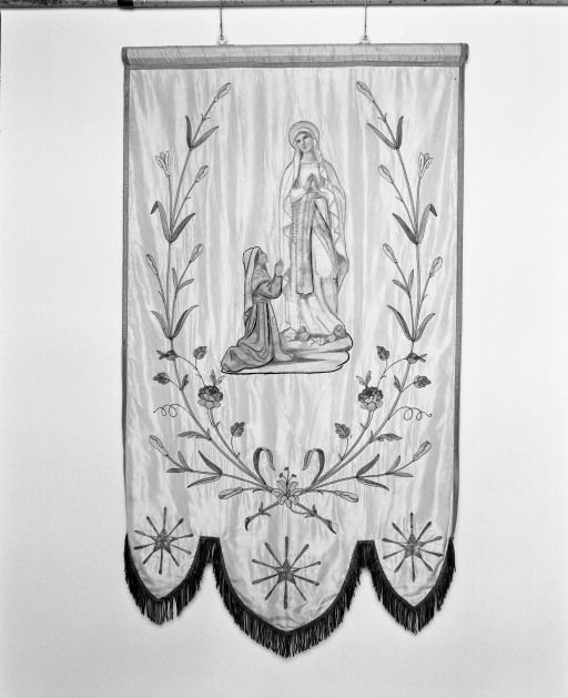 Bannière de Notre-Dame de Lourdes © Michel Rosso / Région Bourgogne-Franche-Comté, Inventaire du patrimoine - 2002