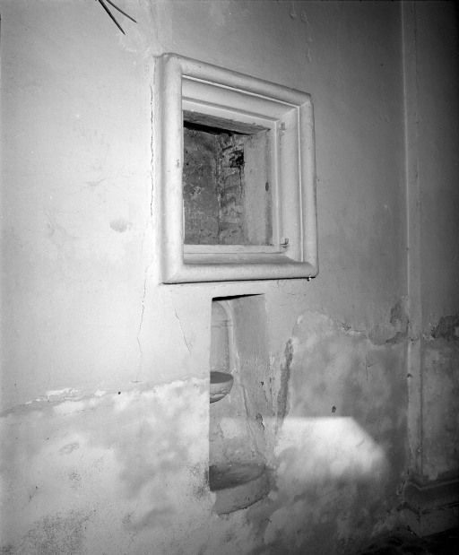 Choeur, lavabo et petite armoire derrière l'autel. © Michel Rosso / Région Bourgogne-Franche-Comté, Inventaire du patrimoine - 2002