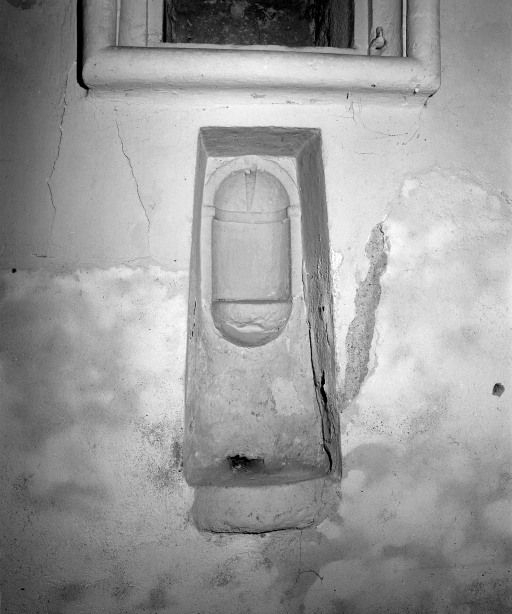 Choeur, lavabo derrière l'autel. © Michel Rosso / Région Bourgogne-Franche-Comté, Inventaire du patrimoine - 2002