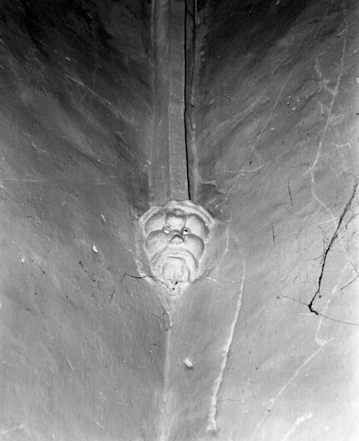 Chapelle des fonts baptismaux : culot antérieur gauche. © Michel Rosso / Région Bourgogne-Franche-Comté, Inventaire du patrimoine - 2002