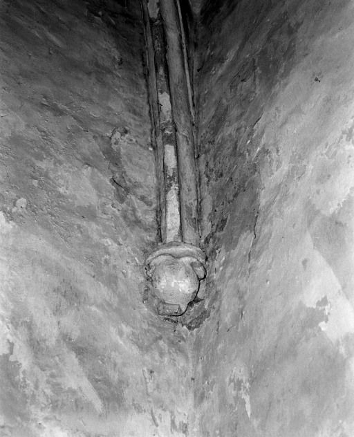 Chapelle des fonts baptismaux : culot antérieur droit. © Michel Rosso / Région Bourgogne-Franche-Comté, Inventaire du patrimoine - 2002