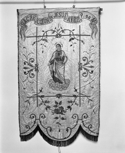 Bannière de procession : côté Sacré-coeur. © Michel Rosso / Région Bourgogne-Franche-Comté, Inventaire du patrimoine - 2002