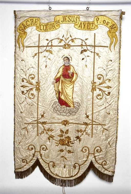 Bannière de procession : Sacré-Coeur. © Michel Rosso / Région Bourgogne-Franche-Comté, Inventaire du patrimoine - 2002