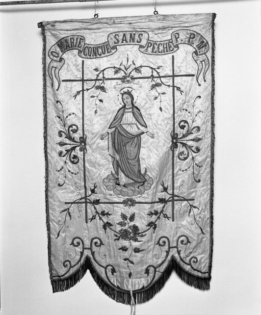 Bannière de procession : côté Immaculée Conception. © Michel Rosso / Région Bourgogne-Franche-Comté, Inventaire du patrimoine - 2002