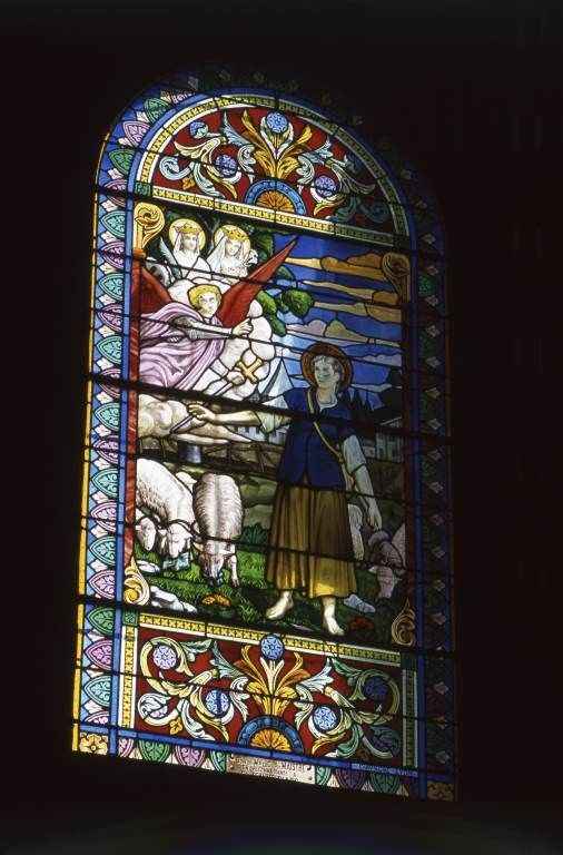 1ère fenêtre droite de la nef (baie 8) : Saint Michel, sainte Catherine et sainte Marguerite apparaissant à sainte Jeanne d'arc. © Michel Rosso / Région Bourgogne-Franche-Comté, Inventaire du patrimoine - 2002