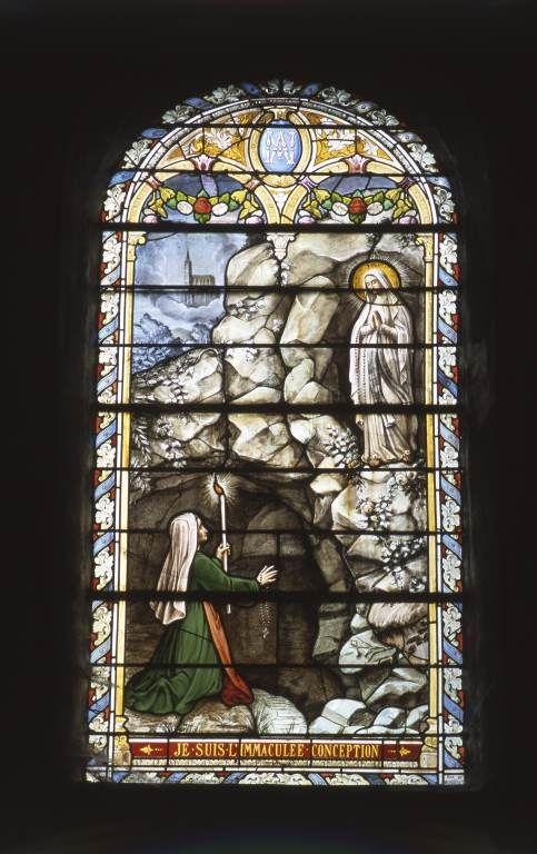 Fenêtre de la chapelle gauche (baie 4) : Apparition de la Vierge à sainte Bernadette. © Michel Rosso / Région Bourgogne-Franche-Comté, Inventaire du patrimoine - 2002