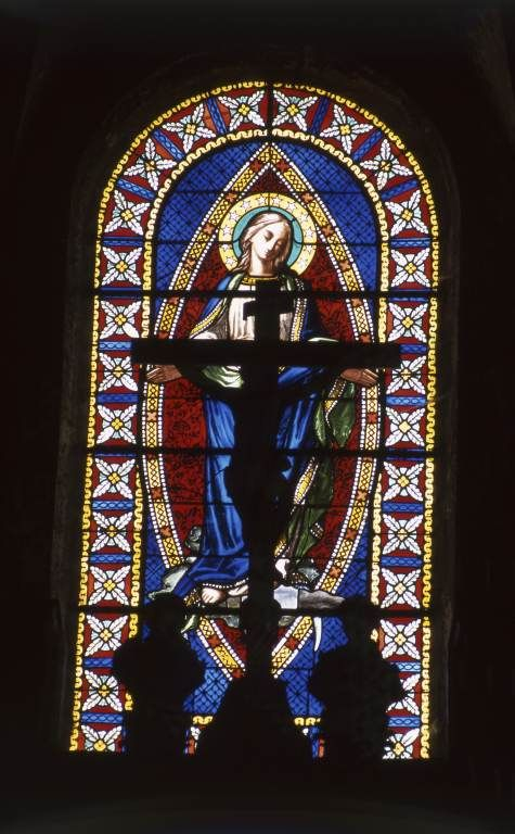 Fenêtre axiale du choeur (baie 0) : Immaculée Conception © Michel Rosso / Région Bourgogne-Franche-Comté, Inventaire du patrimoine - 2002