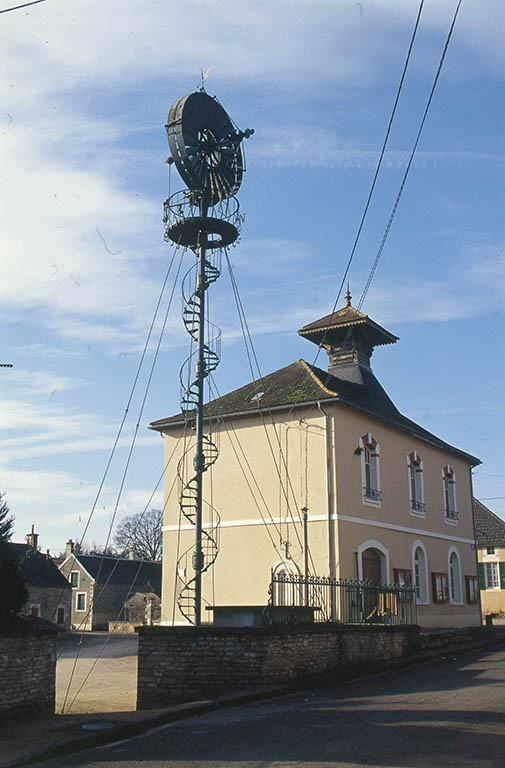 Vue d'ensemble avec la mairie. © Jean-Luc Duthu / Région Bourgogne-Franche-Comté, Inventaire du patrimoine - 2002