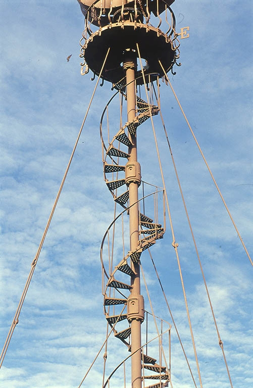 Détail de la colonne et de l'escalier. © Jean-Luc Duthu / Région Bourgogne-Franche-Comté, Inventaire du patrimoine - 2002