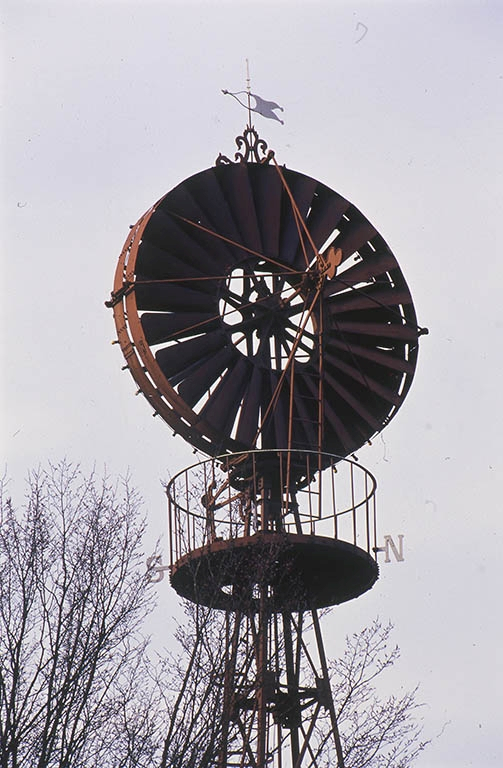 Détail : la passerelle sommitale et l'aéromoteur. © Jean-Luc Duthu / Région Bourgogne-Franche-Comté, Inventaire du patrimoine - 2002