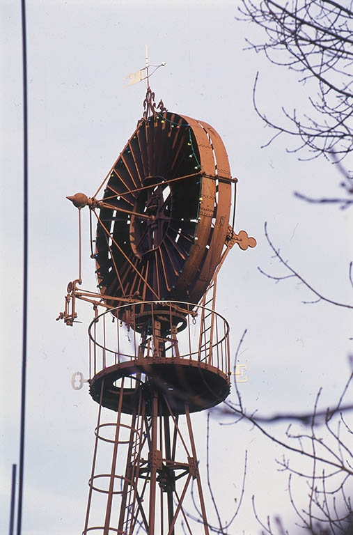 Détail : la passerelle sommitale et l'aéromoteur. © Jean-Luc Duthu / Région Bourgogne-Franche-Comté, Inventaire du patrimoine - 2002