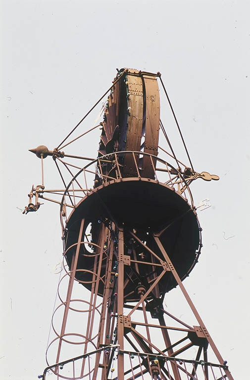 Détail : la passerelle sommitale et l'aéromoteur, vus en contre-plongée. © Jean-Luc Duthu / Région Bourgogne-Franche-Comté, Inventaire du patrimoine - 2002