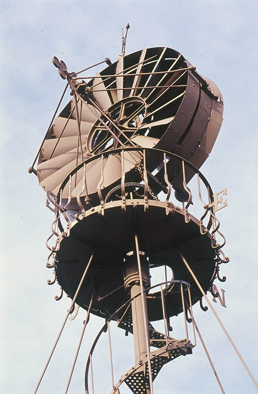 Détail de la partie supérieure, en contre-plongée. © Jean-Luc Duthu / Région Bourgogne-Franche-Comté, Inventaire du patrimoine - 2002