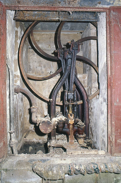 Vue d'ensemble de la pompe. © Jean-Luc Duthu / Région Bourgogne-Franche-Comté, Inventaire du patrimoine - 2002