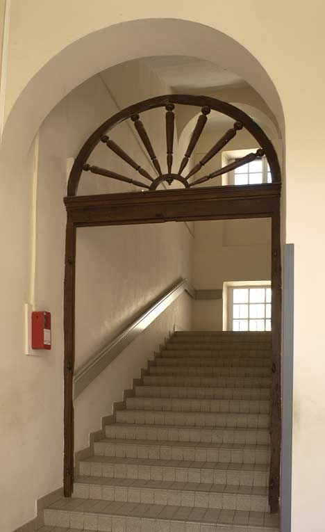 Aile droite dite "le grand corps de logis" : deuxième volée de l'escalier (accès au premier étage). © Michel Thierry / Région Bourgogne-Franche-Comté, Inventaire du patrimoine - 2003