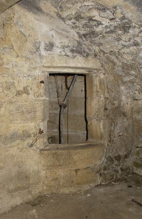 Puits dans les caves de l'ancien couvent des minimes. © Michel Thierry / Région Bourgogne-Franche-Comté, Inventaire du patrimoine - 2003