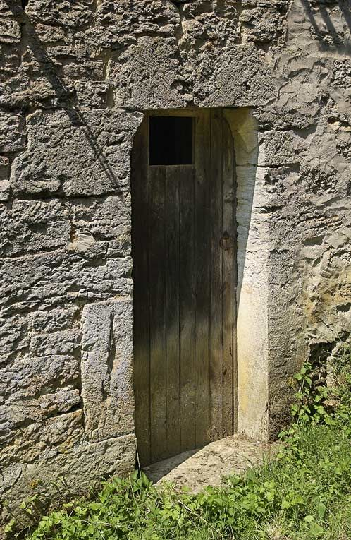 Logis de l'ancienne Maison-Dieu, détail de la porte à linteau sur coussinets. © Michel Thierry / Région Bourgogne-Franche-Comté, Inventaire du patrimoine - 2003
