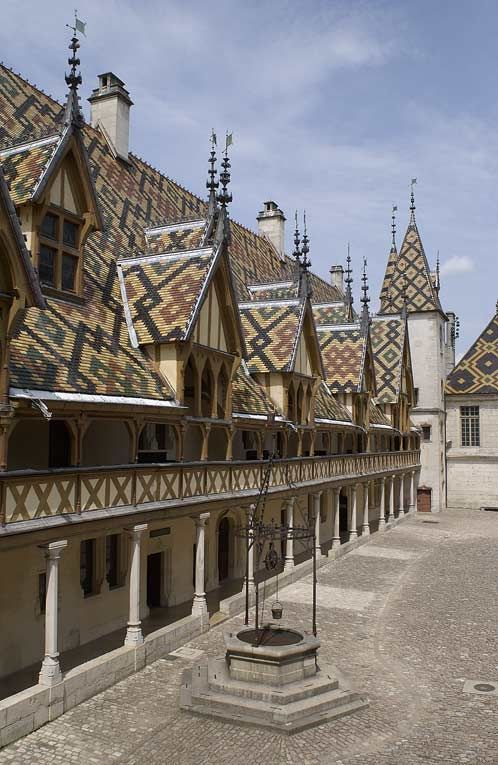 Grande aile sur cour, vue de trois quarts gauche. © Michel Thierry / Région Bourgogne-Franche-Comté, Inventaire du patrimoine - 2003