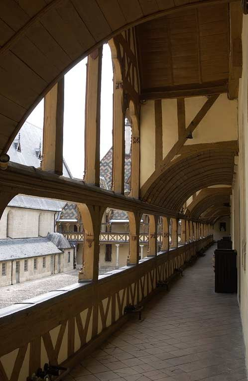 Grande aile sur cour : galerie haute (vue depuis la tourelle d'escalier carrée). © Michel Thierry / Région Bourgogne-Franche-Comté, Inventaire du patrimoine - 2003