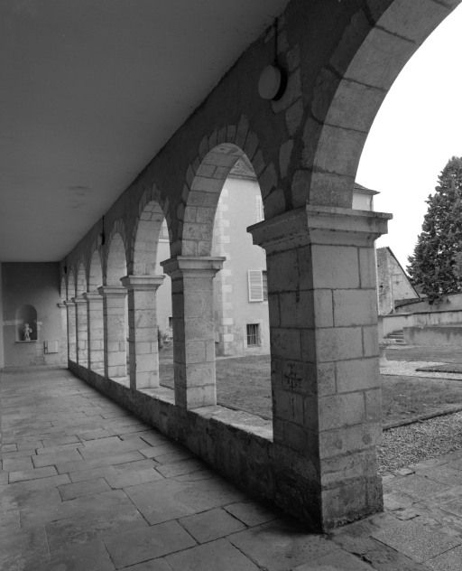 Vue de l'intérieur du cloître. © Jean-Luc Duthu / Région Bourgogne-Franche-Comté, Inventaire du patrimoine - 2003
