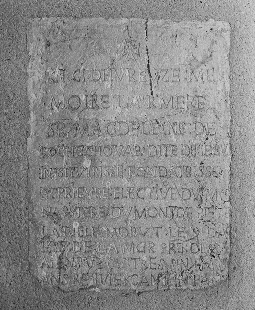 Pierre tombale de M. de Rochechouart - 17e siècle (mur de l'escalier du bâtiment principal). © Jean-Luc Duthu / Région Bourgogne-Franche-Comté, Inventaire du patrimoine - 2003